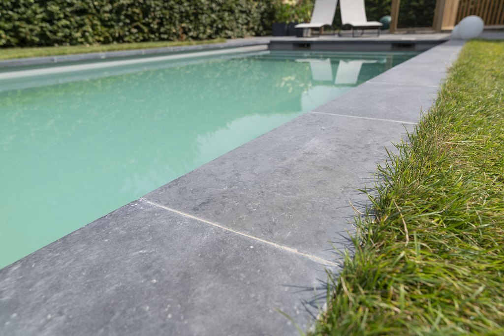 Zwembad met zwembadranden in Asian Blue natuursteen.
